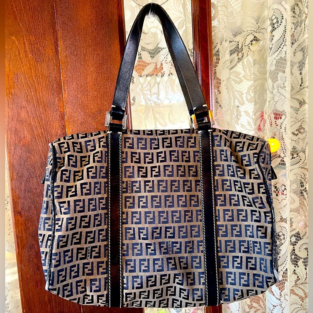 ✨Authentic Fendi Logo Boston Bag✨